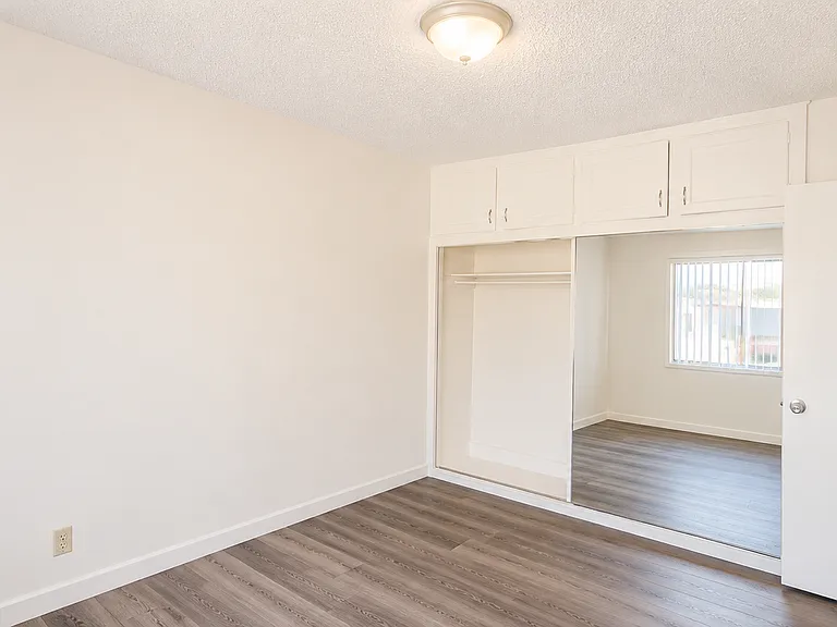 2743 Waverly Dr #4 — Photo 9