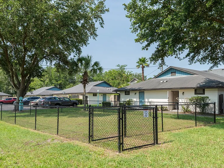 Camelot Apartments — Photo 30