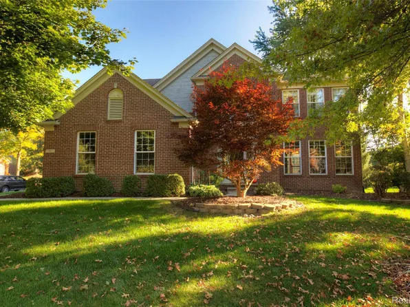 702 Westhills Dr, South Lyon, MI 48178