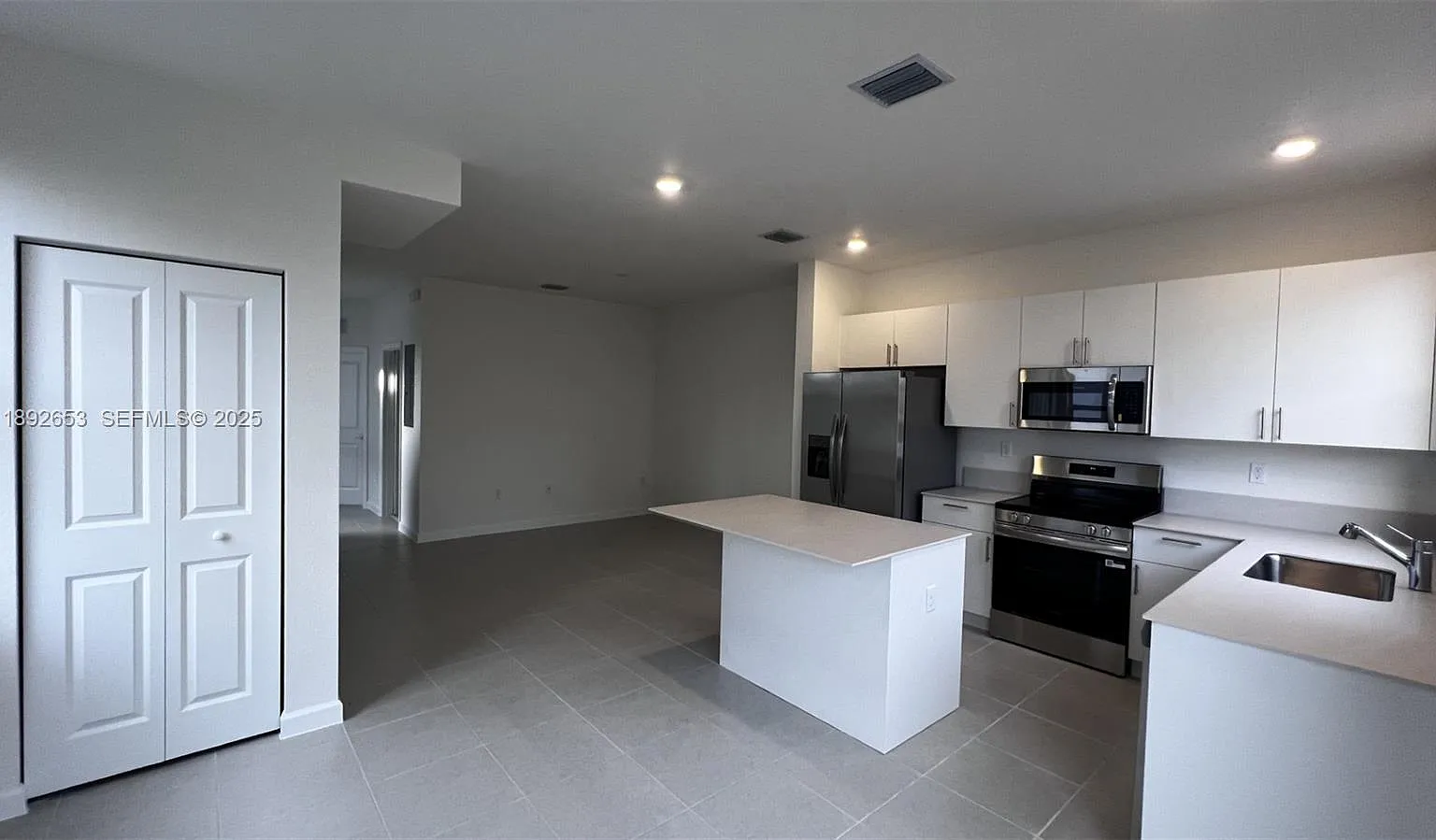 3 bed, 2.5 bath, 1588 sqft, $2,450 — Photo 2
