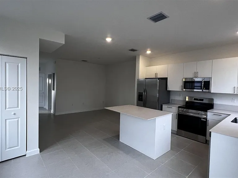 2766945 SW 15578th Ct — Photo 2