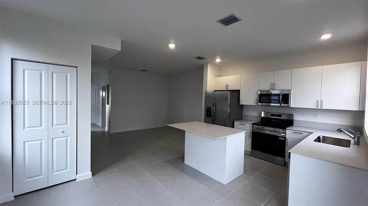 Building Photo - 2766945 SW 15578th Ct