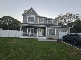 8 League Ct, Centereach, NY 11720