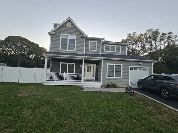 8 League Ct, Centereach, NY 11720