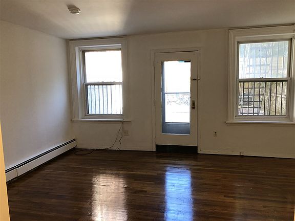 5th image of 542 Bramhall Ave