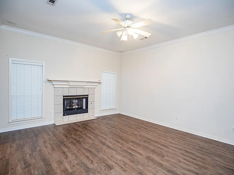 908 SW Cheyenne Dr — Photo 2