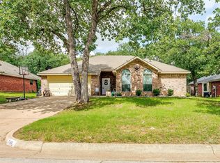 745 Oak Park Dr, Azle, TX 76020