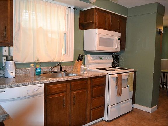 3rd image of 111 Harding Place & Salina St S