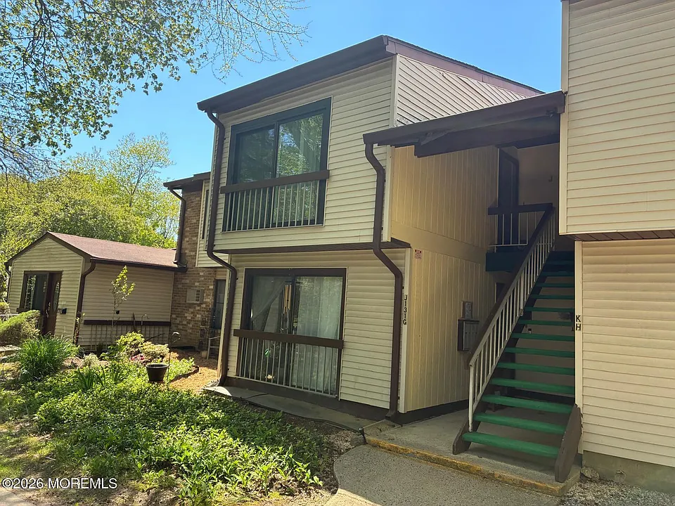 131 Amberly Dr #J