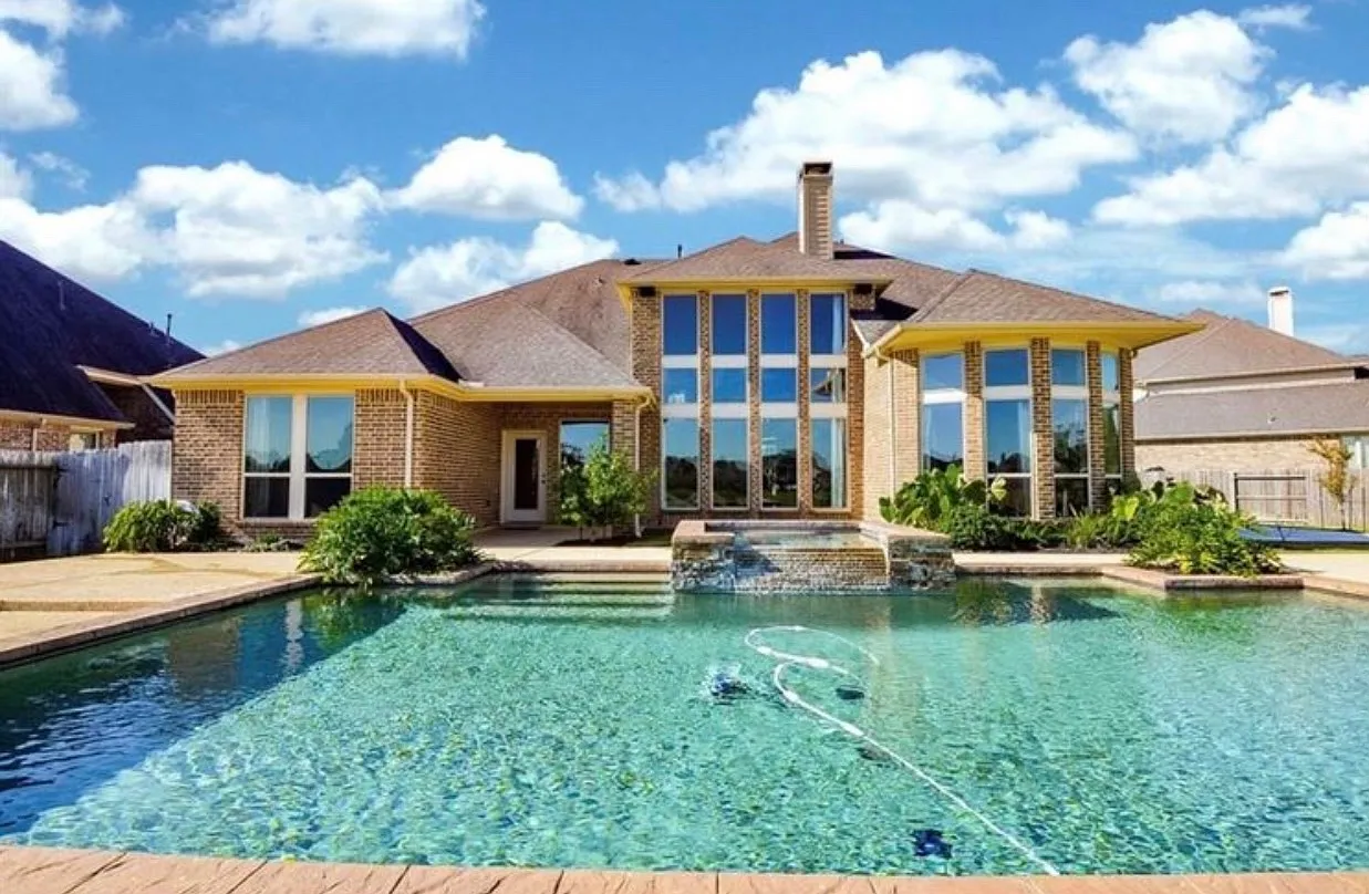 5 bed, 4.5 bath, 4241 sqft, $4,990 — Photo 1