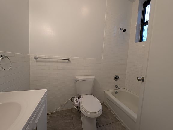 5th image of 215 Saint James Pl APT 1A