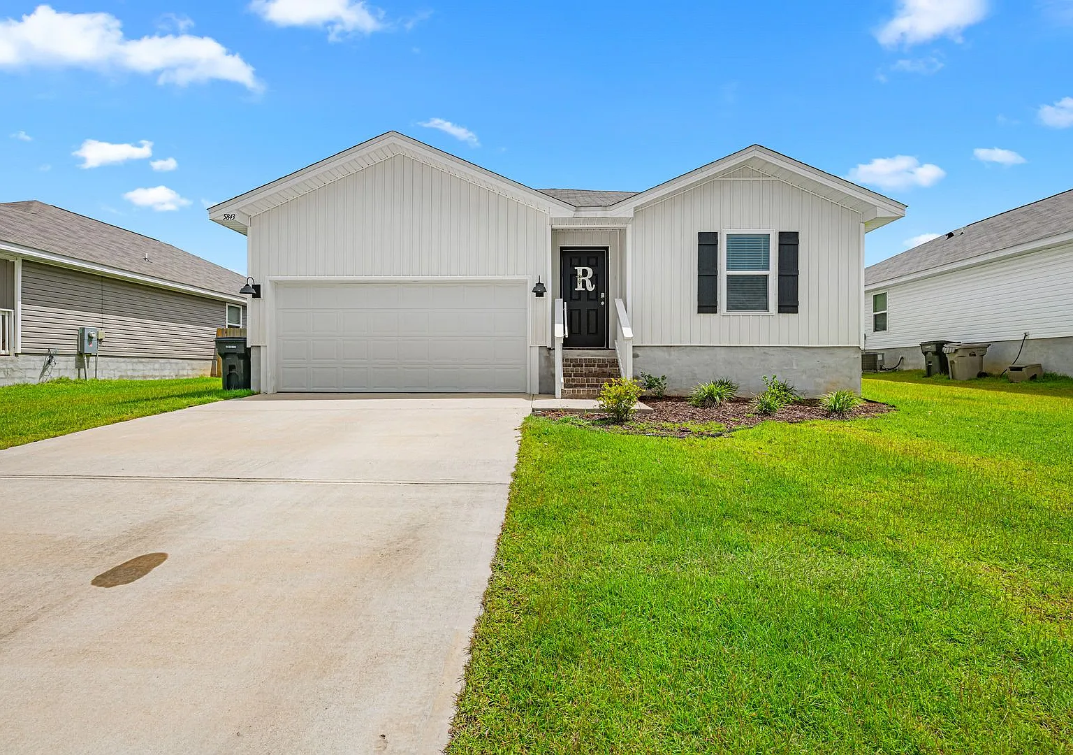 Four bedroom, 2023 built home in pristine condition! — Photo 2
