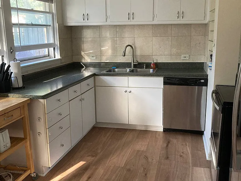 700 N Stone Ave — Photo 4