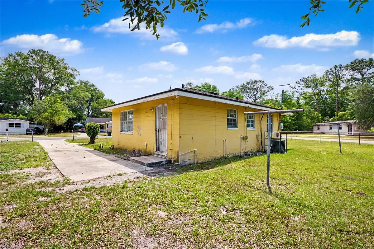 3 bed, 936 sqft, $1,565 — Photo 3