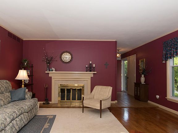 5th image of 127 Minges Cir
