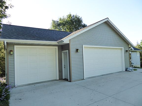 3rd image of 1707 E Bremer Ave