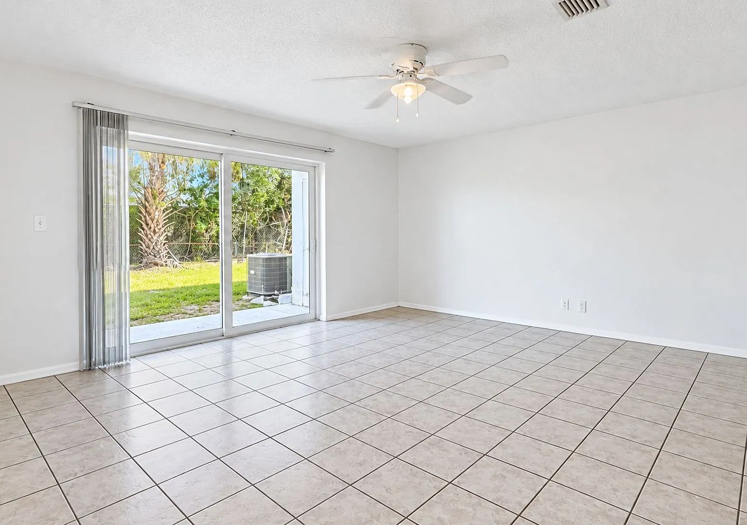 Spacious 2 Bedroom, 2.5 Bath Townhome with Community Pool Melbourne — Photo 4