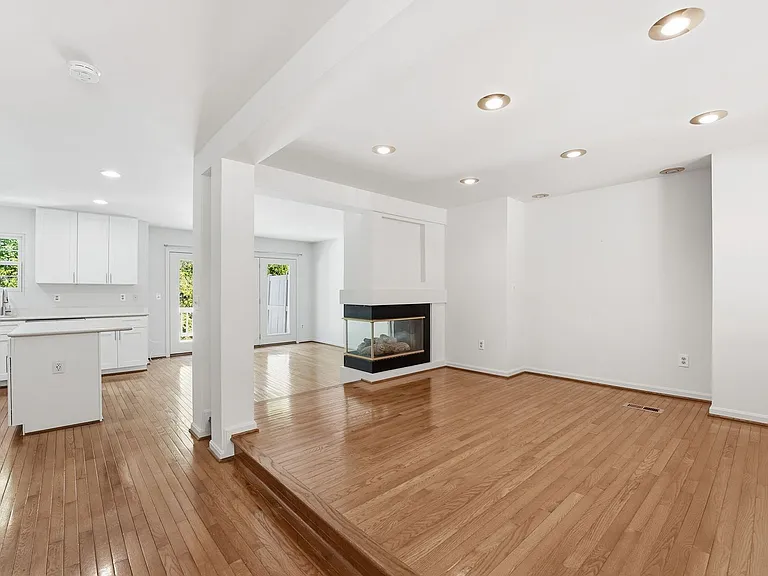 2709 Baronhurst Dr — Photo 3