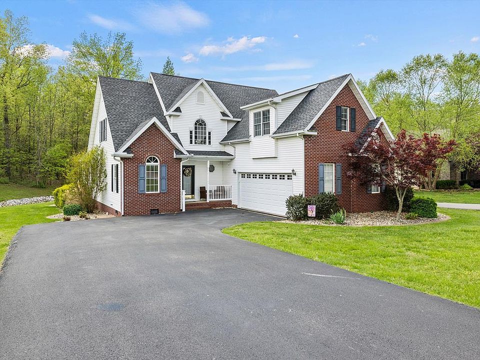 1st image of 815 University Cir