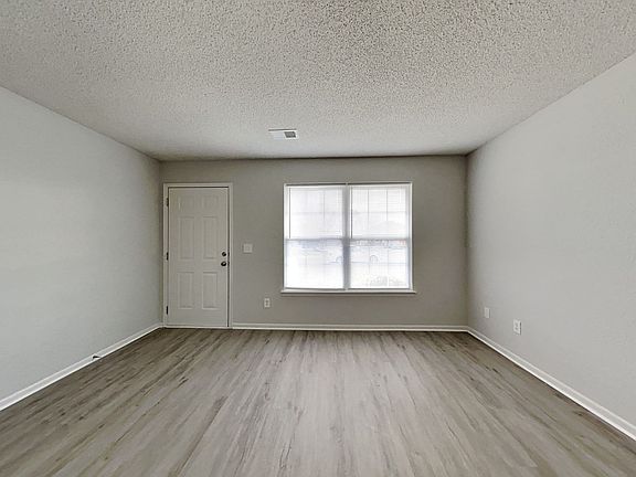 2nd image of 401 NW Woodbury Dr