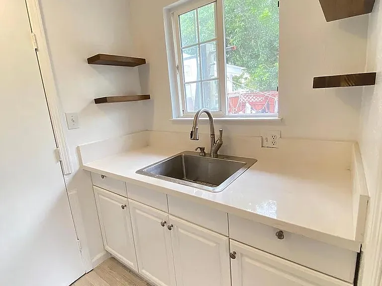 638 N Bayview Ave — Photo 4