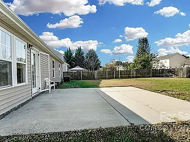 3 bed, 1242 sqft, $1,999 — Photo 2
