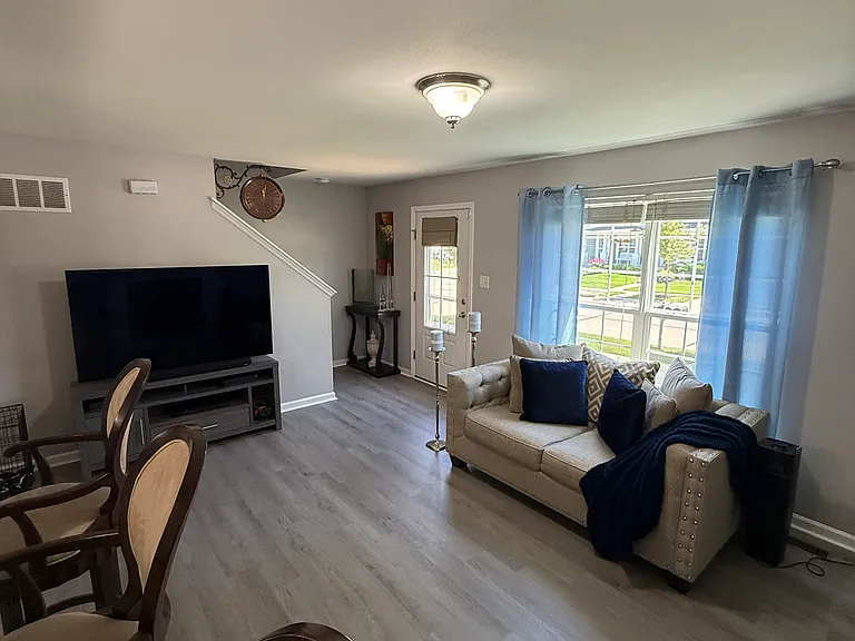 270 Countryshire Dr — Photo 3