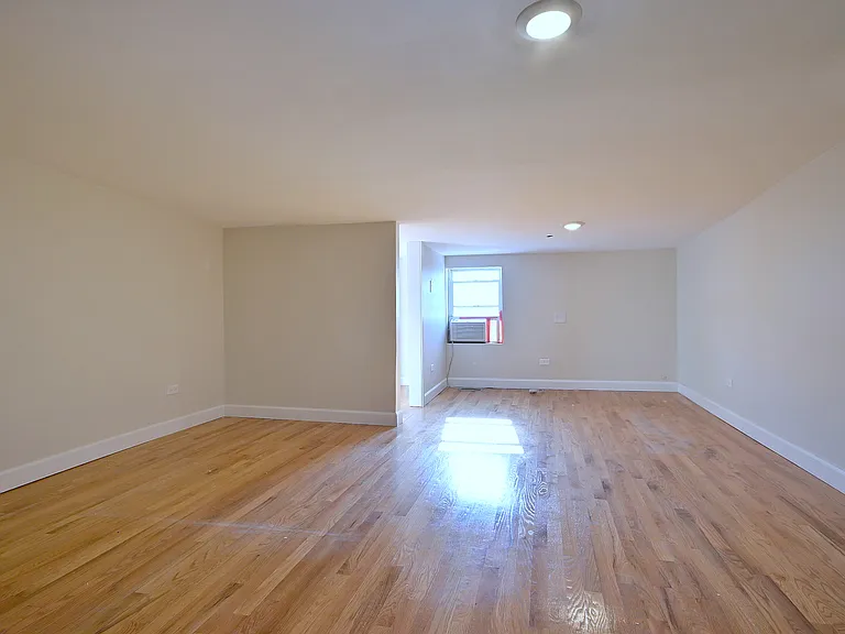 233 N Sacramento Blvd — Photo 32