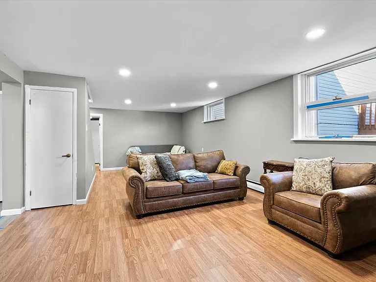 1016 E Elm St — Photo 18