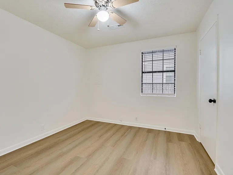 506 Morton Ave — Photo 17