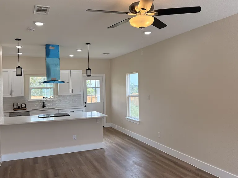 2619 Creekview Dr — Photo 10