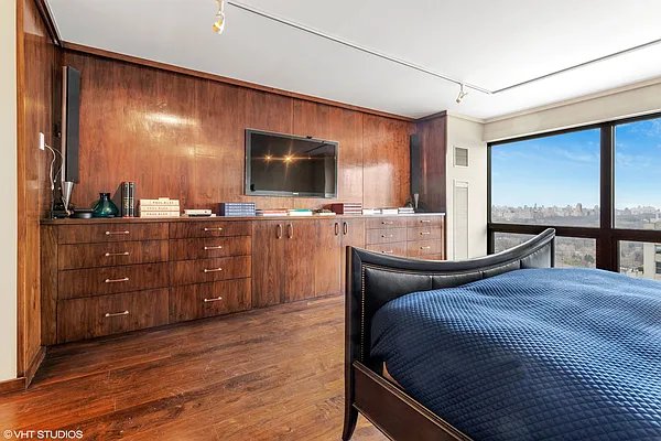 Sold by Maltz Auctions Inc | media 27