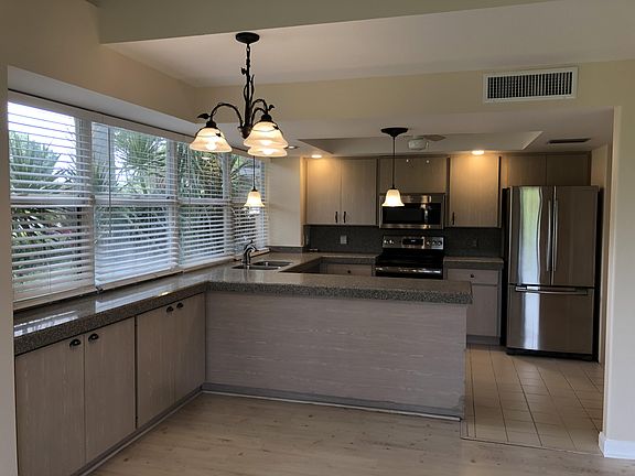 4th image of 8106 Oakton Ct #6B