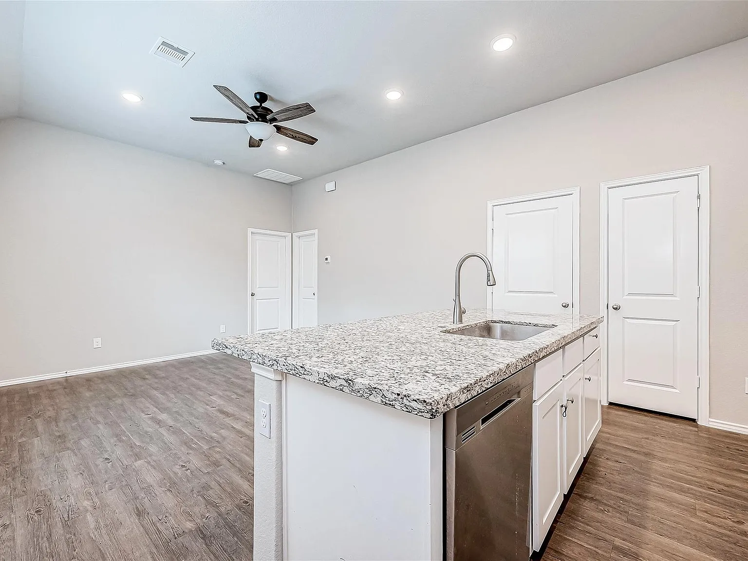 2 bed, 2.0 bath, 960 sqft, $1,350 — Photo 2