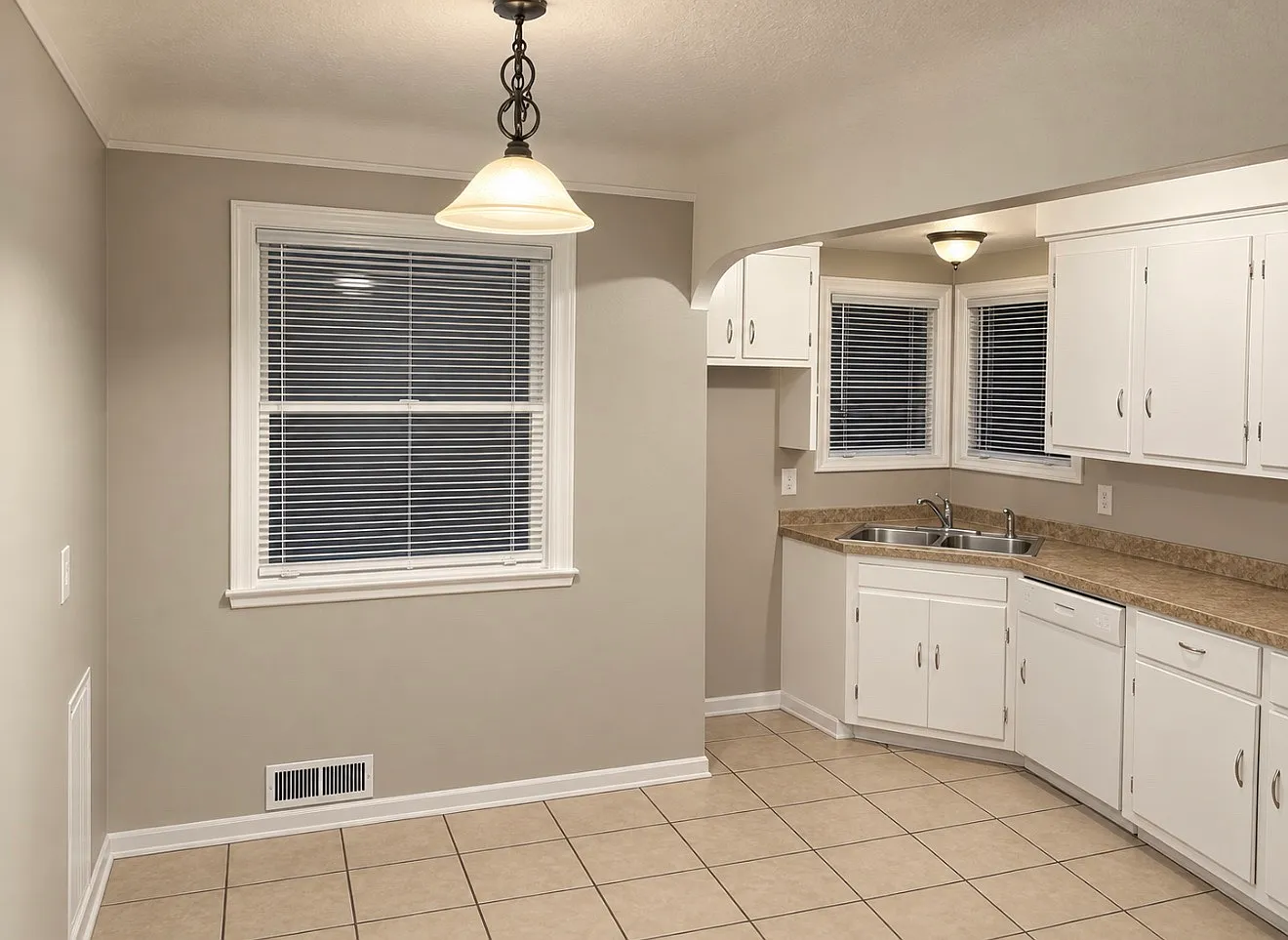 11012 Plymouth Ave — Photo 2