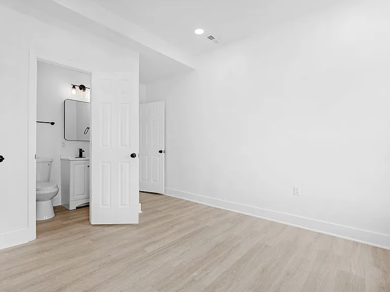 2213 E Madison St — Photo 23