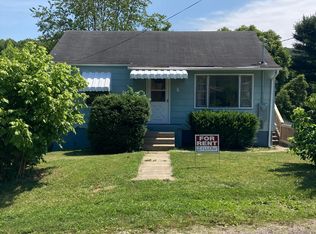 6 Crest Dr, Nitro, WV 25143