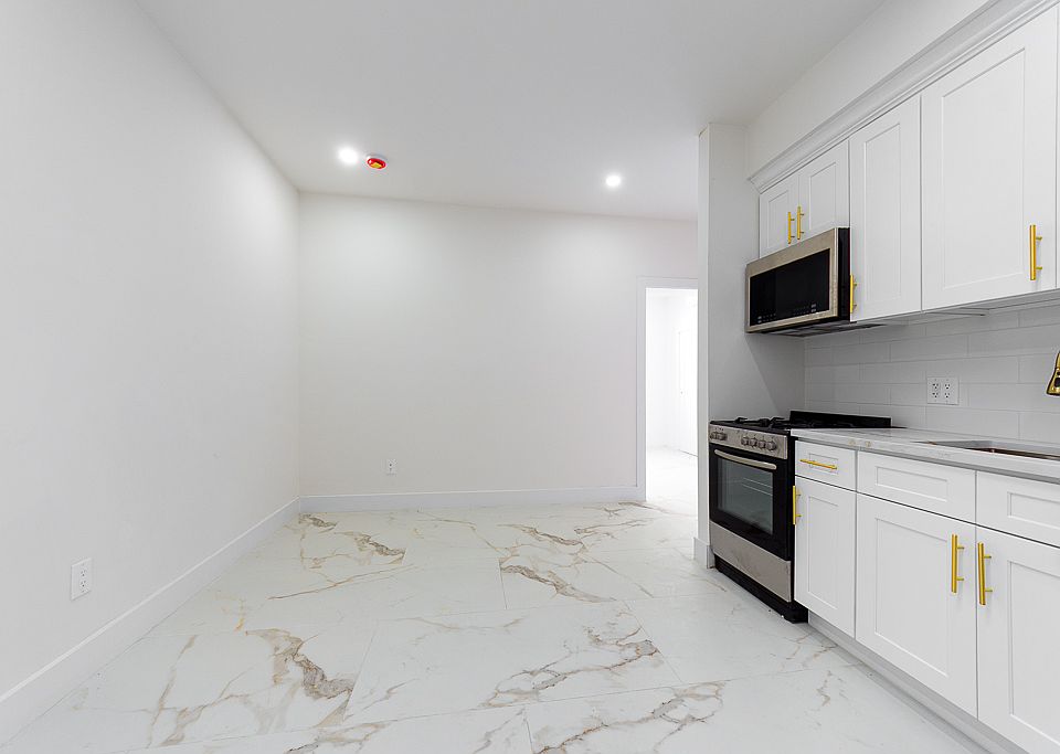 2nd image of 315 Riverside Blvd #3