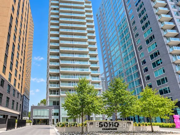 111 Champagne Ave S #406, Ottawa, ON K1S 5V3