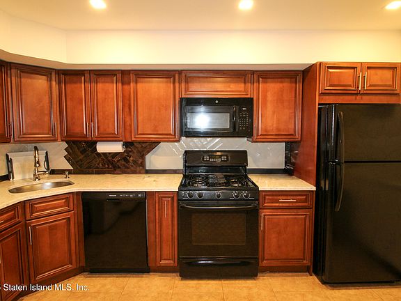 5th image of 39 Lombard Ct
