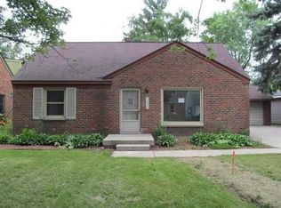1966 Beverly Ave, Sylvan Lake, MI 48320
