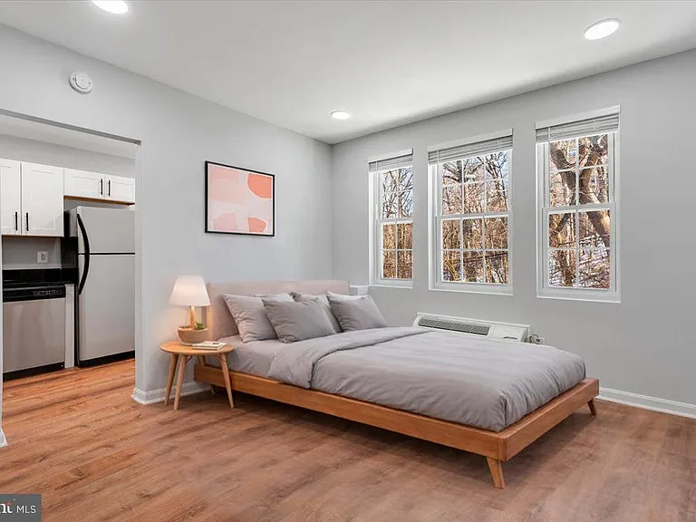 1909 N Rhodes St #25 — Photo 7