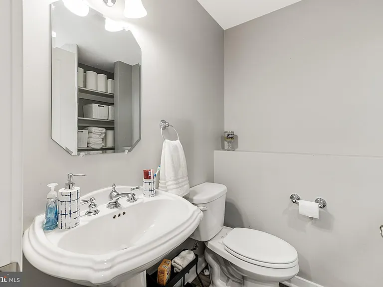 954 N Washington St — Photo 45