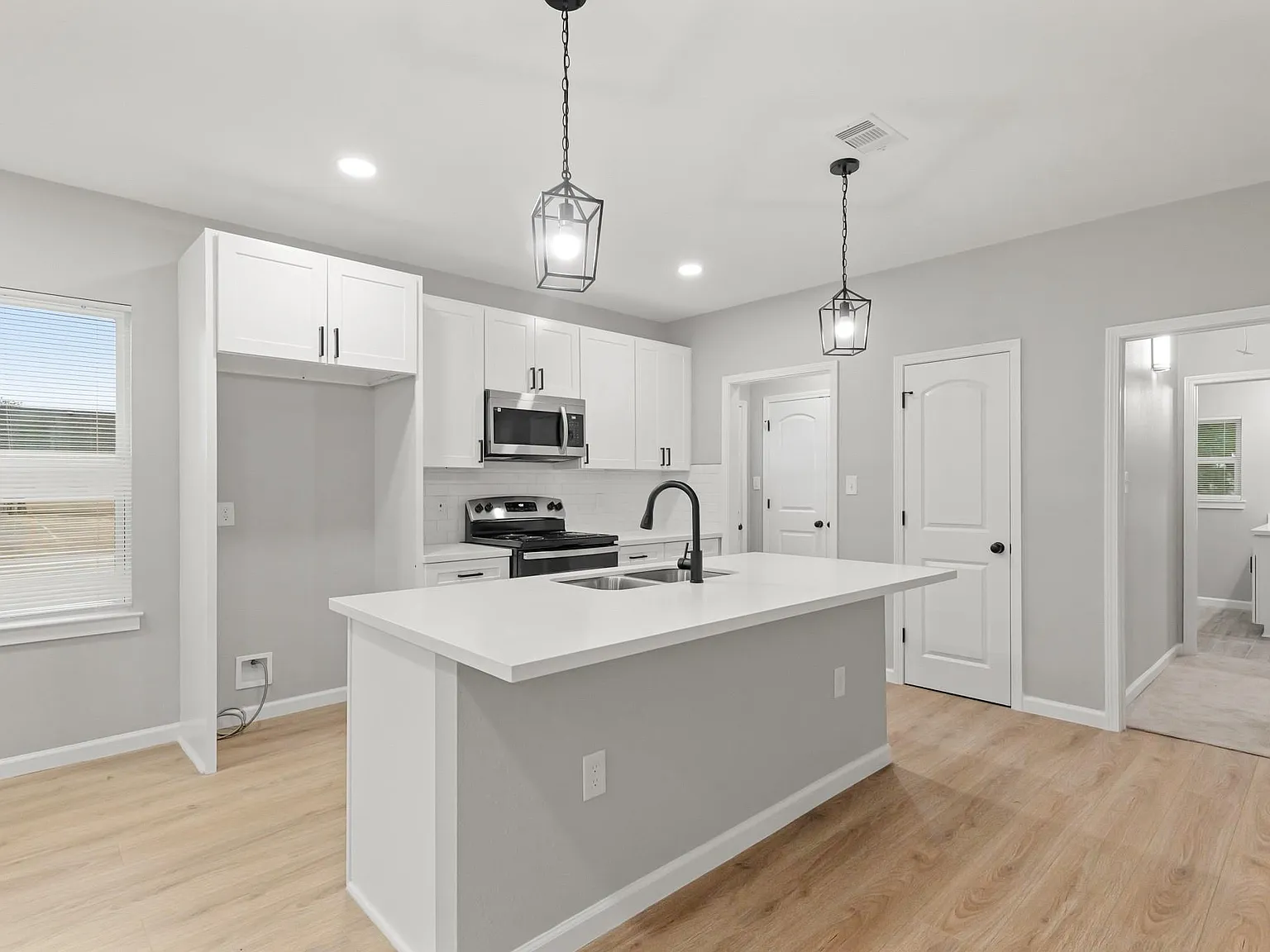 3 bed, 2.0 bath, 1196 sqft, $1,575 — Photo 4