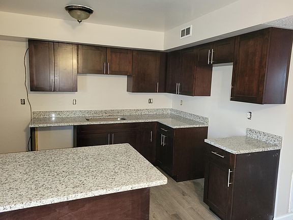 5th image of 724 Cambridge Dr