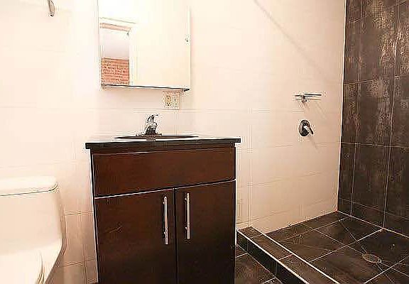 4th image of 1015 6th Ave #2R
