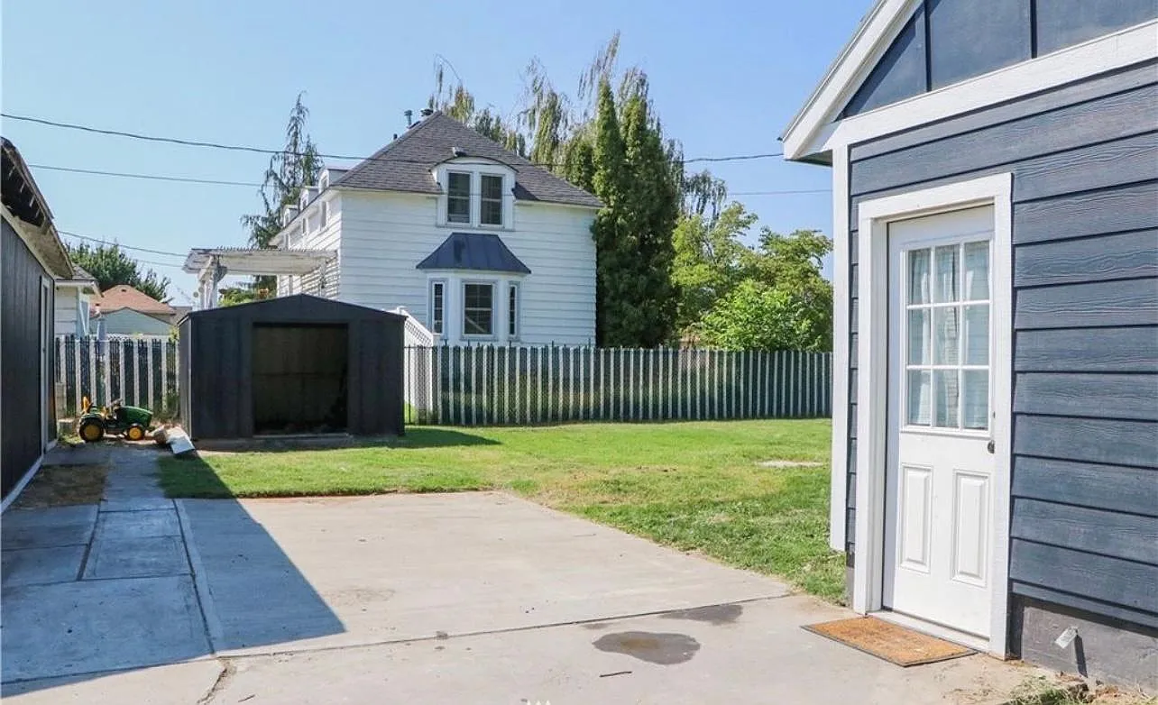 1002 NE C St — Photo 4