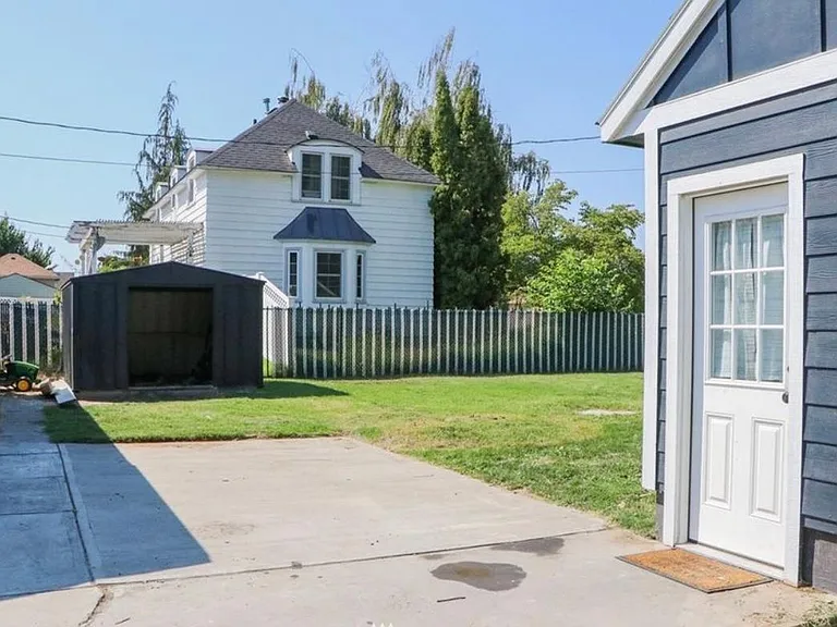 1002 NE C St — Photo 4