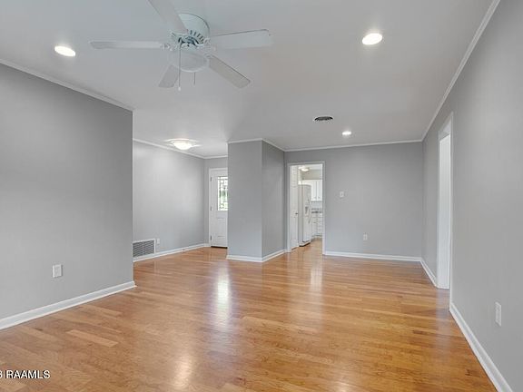 5th image of 229 Marilyn Dr