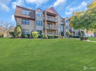 204 Newport Ct, Fords, NJ 08863